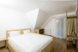 เตียงในห้องที่ Vila Frații Jderi Straja