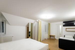 เตียงในห้องที่ Vila Frații Jderi Straja