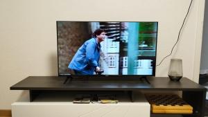 een flatscreen-tv zittend op een tafel bij Joli appartement de 3 pièces in Saint-Imier