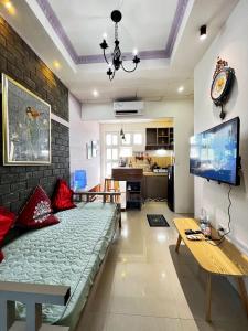 un soggiorno con un letto e una cucina di Guillermo Residence a Malaybalay