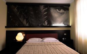 Postel nebo postele na pokoji v ubytování Nine Hotel