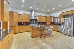 Kuchyň nebo kuchyňský kout v ubytování Scenic LaGrange Retreat! 3,600 Sq Ft, Pool Access