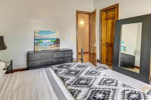 Postel nebo postele na pokoji v ubytování Scenic LaGrange Retreat! 3,600 Sq Ft, Pool Access + 25 fotografií