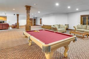 Biliár nebo kulečník v ubytování Fishing Pond On-Site! LaGrange Apt on 33 Acres