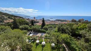 - une vue sur la ville depuis une colline arborée dans l'établissement Le Mas d'Angeline-Vue mer panoramique, jardin partagé, parking, voiture indispensable, route étroite et pentue, à 10 min de Monaco, à Beausoleil