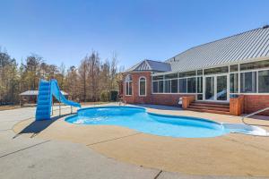 Bazén v ubytování Fishing Pond On-Site! LaGrange Apt on 33 Acres nebo v jeho okolí