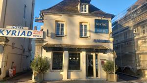 een wit gebouw met een bord voor een hotel bij Kyriad Chalon-Sur-Saone Centre in Chalon-sur-Saône