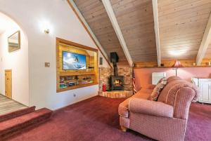 Et tv og/eller underholdning på Serene 5BDR Near Beach and Forest Trails