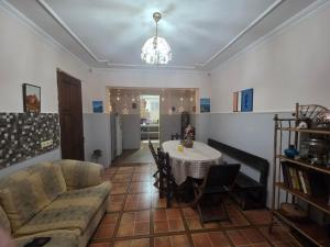 Khu vực ghế ngồi tại Merabi Guest House