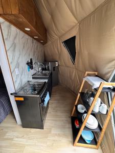 una cucina in una tenda con una stufa di Domo con Tinaja Privada a Tomé