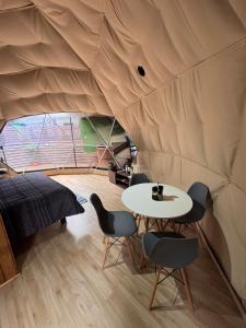 una camera con tavolo e sedie in tenda di Domo con Tinaja Privada a Tomé