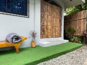 un chien dormant sur un banc dans une cour dans l'établissement Shaka Soul Siargao, à Catagnan 19 autres photos