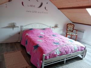 En eller flere senge i et værelse på La Cabane du Berger