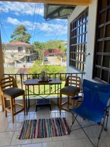 een veranda met een tafel en stoelen en uitzicht bij Casa Ocho in Jacó