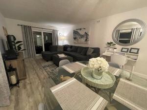 un salon avec un canapé et une table dans l'établissement Refreshing oceanfront gem Remarkable sunrises, à New Smyrna Beach