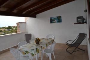 a dining room with a table and chairs at Casa Vacanze Laura in Isola delle Femmine