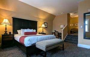 een hotelkamer met een groot bed en een trap bij Mansions on Fifth in Pittsburgh +50 foto's