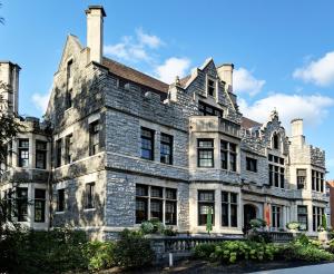 een oud stenen gebouw met een blauwe lucht op de achtergrond bij Mansions on Fifth in Pittsburgh