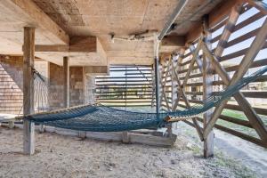 - un hamac dans une chambre avec un bâtiment dans l'établissement 7125 - Two Fish Cottage, à Nags Head