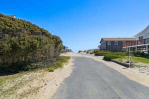 une route vide à côté d'une plage avec des maisons dans l'établissement 7125 - Two Fish Cottage, à Nags Head 48 autres photos