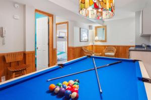 - un billard dans le salon dans l'établissement 6119 - Gone Coastal, à Nags Head