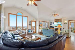 - un salon avec un grand canapé et des fauteuils en cuir dans l'établissement 6119 - Gone Coastal, à Nags Head