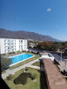 una vista dal balcone di un edificio con piscina di RIBERA DE CHAPALA Suites a Chantepec