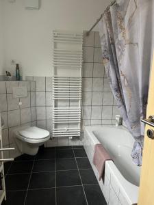 Et badeværelse på Ferienwohnung am Kirschenrech + 15 billeder