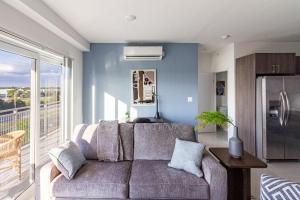 een woonkamer met een bank en een koelkast bij Landing Stunning 3BD Pool Gym in Naranja