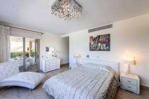 Postel nebo postele na pokoji v ubytování Villa Galene + 27 fotografií