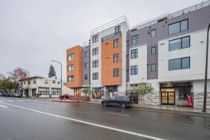 een auto geparkeerd op straat voor gebouwen bij Blueground Central Berkeley rooftop nr UC Berkeley SFO-2124 in Berkeley