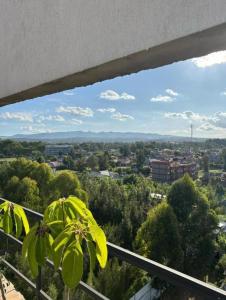 een uitzicht op een stad vanaf een balkon bij Stay With Moraa in Ongata Rongai  +8 foto's
