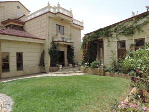 a large house with a yard in front of it at Asimba Guest House in Mekʼelē