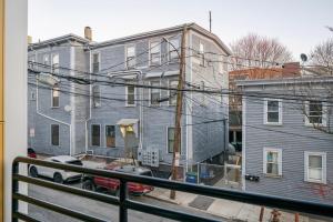 balcone con vista su una casa. di Blueground Ward Two rooftop nr Prospect Hill BOS-1265 a Somerville