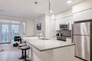 una cucina bianca con frigorifero e bancone di Blueground Ward Two rooftop nr Prospect Hill BOS-1265 a Somerville