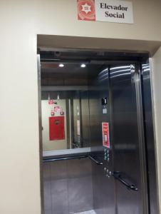ein Aufzug in einem Gebäude mit einem Schild, auf dem „Elevator Social“ steht in der Unterkunft Stúdio in Barretos
