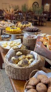 ein Haufen Körbe gefüllt mit verschiedenen Arten von Gebäck in der Unterkunft Stúdio in Barretos