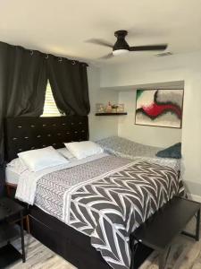 Giường trong phòng chung tại Keese's Cottages by the Ocean