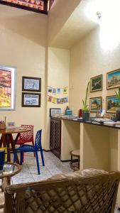 a restaurant with a desk and chairs and a table at Hotel Monólitos in Quixadá