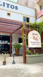 Et logo, certifikat, skilt eller en pris der bliver vist frem på Hotel Monólitos