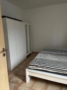 En eller flere senge i et værelse på Ferienwohnung am Kirschenrech