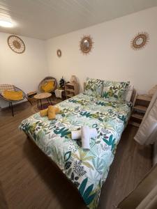 - une chambre avec un lit et une couette verte et blanche dans l'établissement Charmant T1 au calme, à Cernay