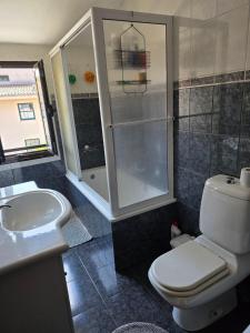 un bagno con wc, lavandino e doccia di Casa do Lidador à Beira-Rio a Vila do Conde Altre 6 foto