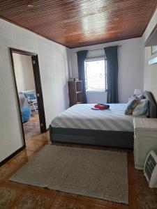 una camera con letto, finestra e specchio di Casa do Lidador à Beira-Rio a Vila do Conde