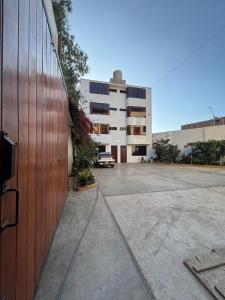 une voiture garée sur un parking devant un immeuble dans l'établissement Hospedaje Don Luciano, à San Vicente de Cañete