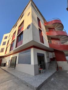 un bâtiment avec une chaise assise à l'extérieur dans l'établissement Hospedaje Don Luciano, à San Vicente de Cañete