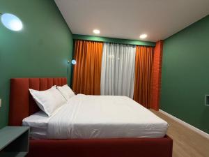 ein Schlafzimmer mit einem weißen Bett und grünen Wänden in der Unterkunft Luxury Apartments With Mountain View in Neo New Gudauri in Gudauri + 24 Fotos