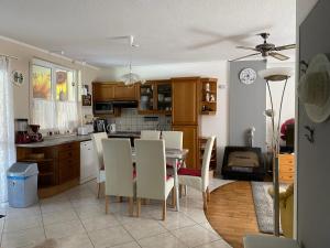 Kuchyň nebo kuchyňský kout v ubytování Süti Nyaraló