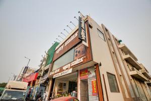 un bâtiment au bord d'une rue dans l'établissement Hotel Town Stay Near Rajiv Gandhi Cancer Hospital Rohini, à New Delhi