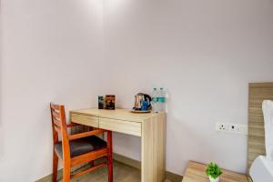 une table en bois avec une chaise et une bouilloire dessus dans l'établissement Hotel Town Stay Near Rajiv Gandhi Cancer Hospital Rohini, à New Delhi